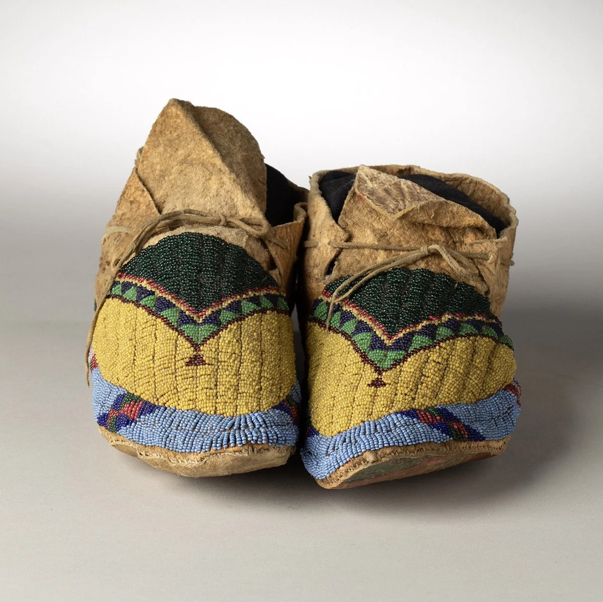 2606-Early-Greasy-Yellow-Cheyenne-Moccasins-Art-Blackburn-3.jpg