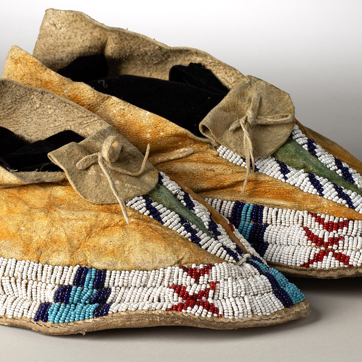 2598-Sioux-Moccasins-Art-Blackburn-2.jpg