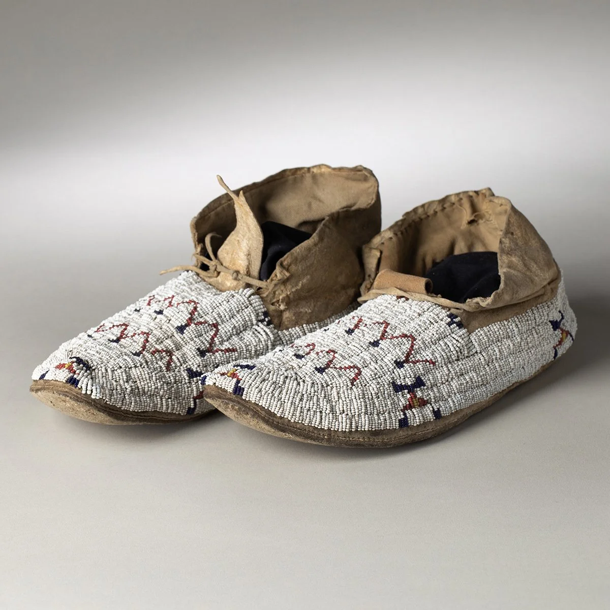 2518-Sioux-Moccasins-Beadwork-Quillwork-Native-American-Art-Blackburn-1.jpg