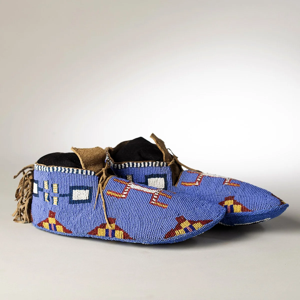 Gros-Ventre-Ceremonial-Moccasins-Beadwork-Native-American-2.jpg