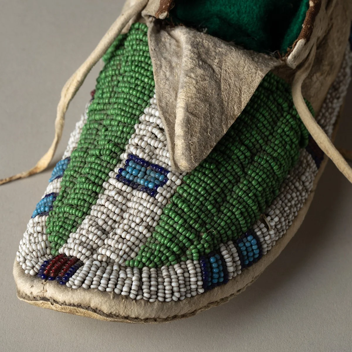 2611-Arapaho-Childs-Moccasins-Art-Blackburn-2.jpg