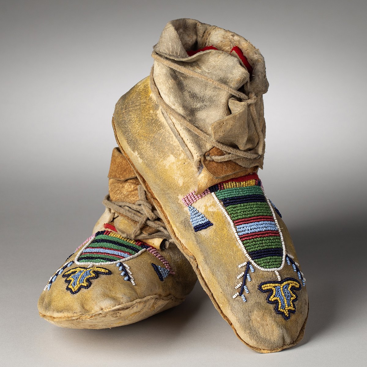 1757-Crow-Moccasins-Beadwork-Native-American-Art-Blackburn-3.jpg