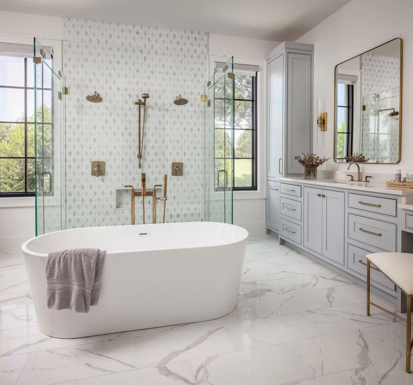 Calm is the new luxury🩵

This primary bathroom suite was designed as a quiet retreat&mdash;where warm neutrals, soft textures, and natural materials create an immediate sense of ease. Neutral homes feel calmer because they remove visual noise, allow