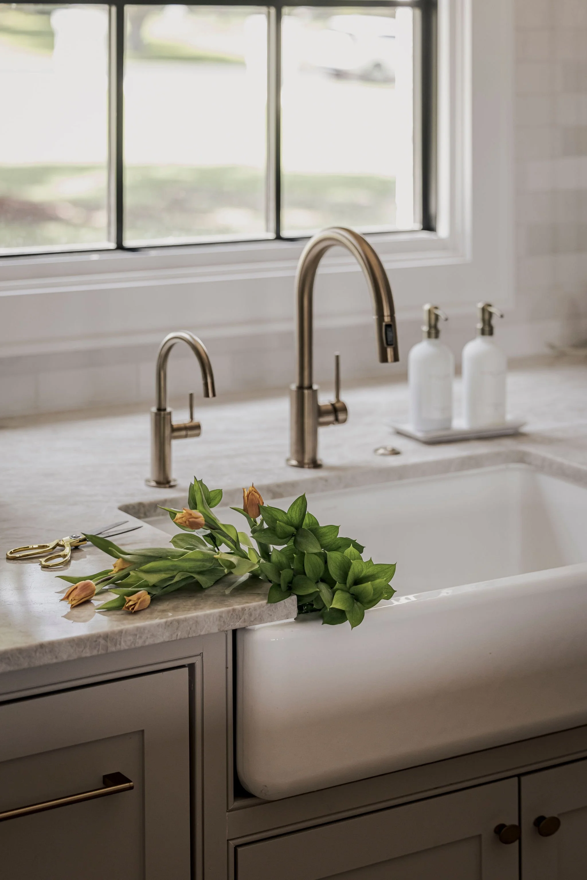 Styling Kitlchen Sink with Flowers.jpg