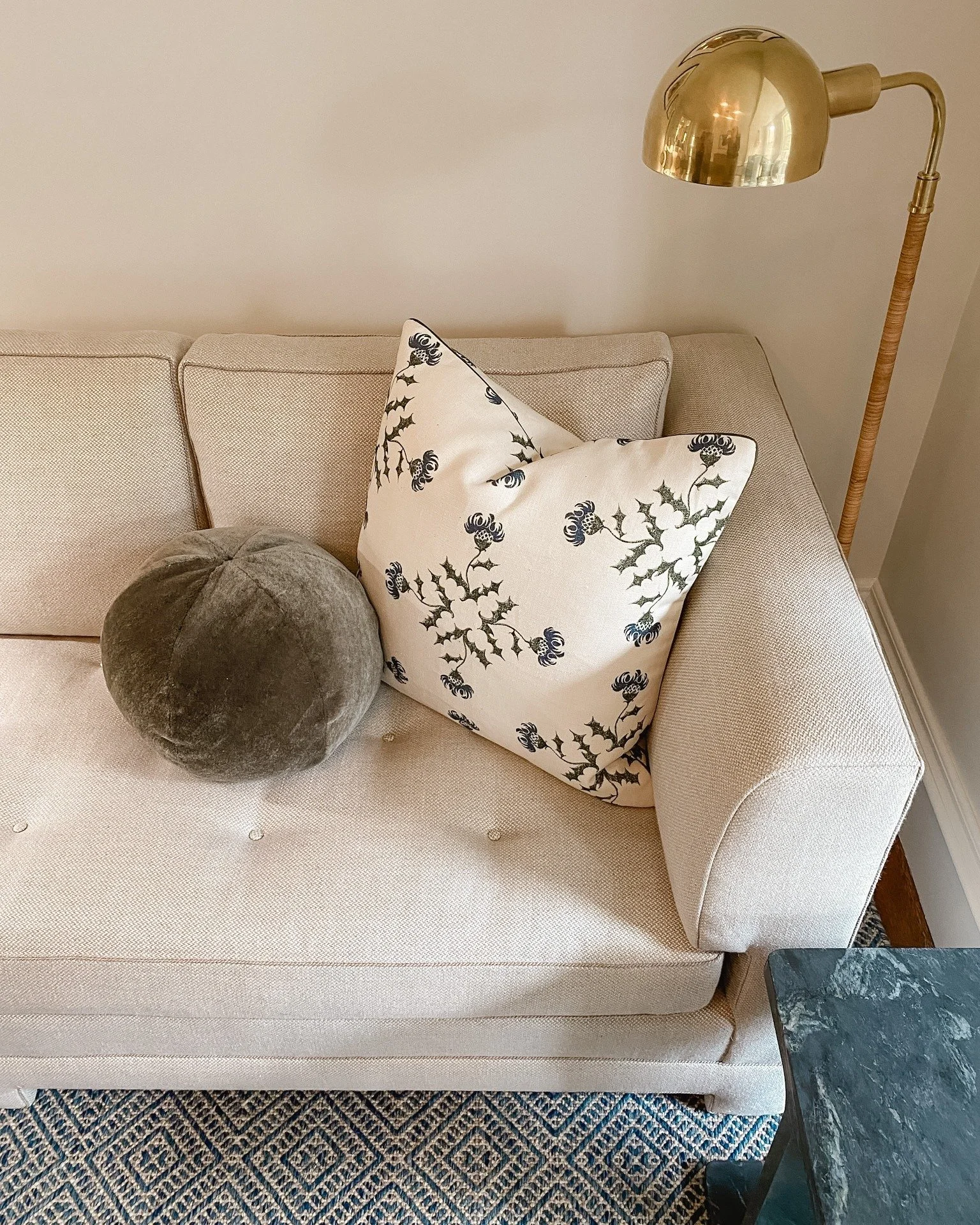 A pretty nook that is equal parts chic and comfortable for family movie night. 

#interiordesign