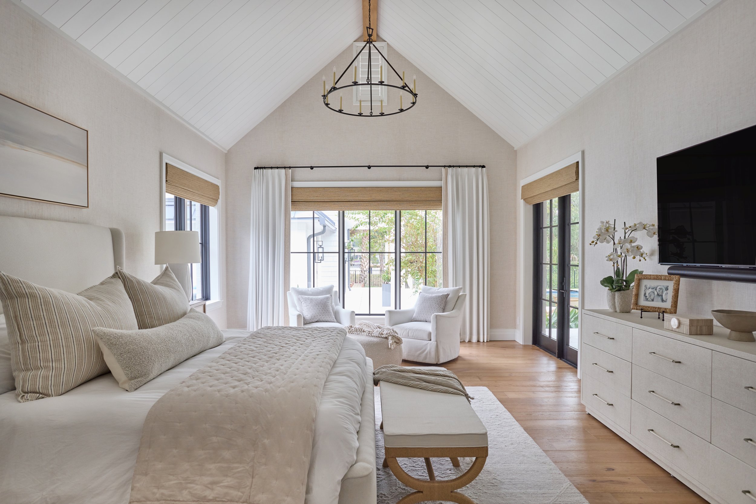 2 Chicks Happy Family Home