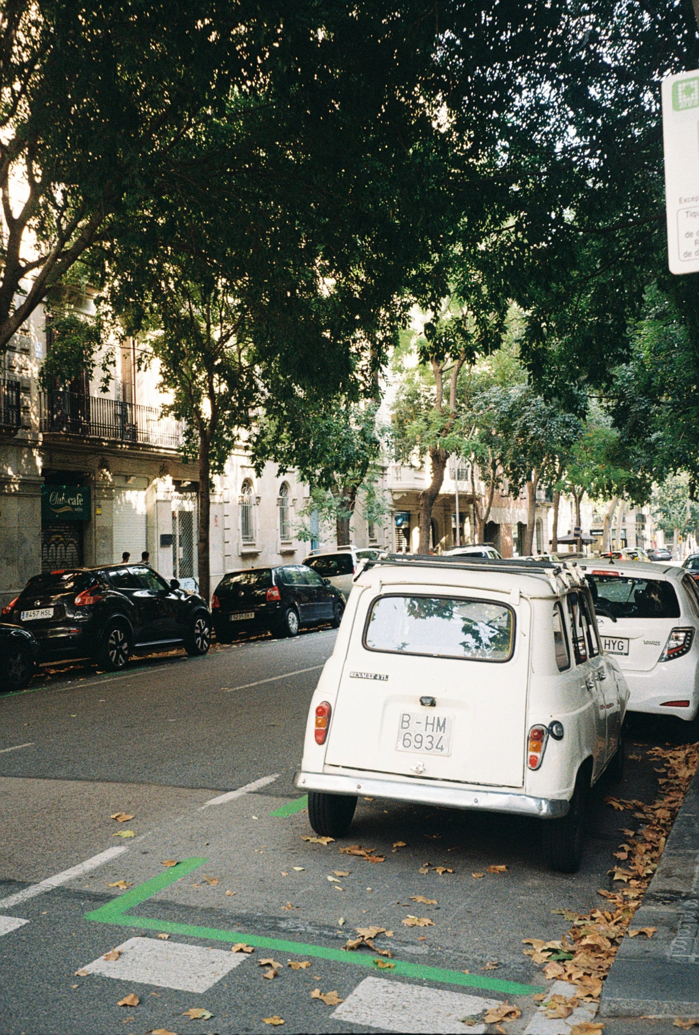 old vehicle parked on a tree-lined street in Barcelona // Credit: Carmen Vajgrt