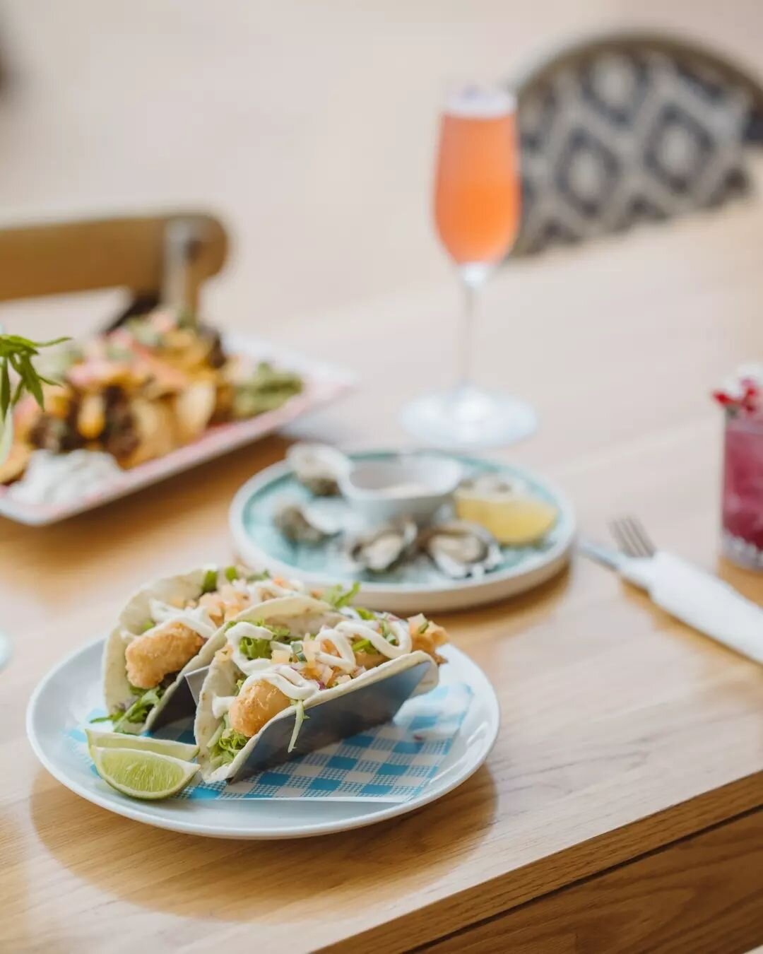 Lunch at @saltandspencermollymook is looking (and tasting) good... the fish soft shell tacos are to die for! Take a step off the beach and enter a haven of delicious eats, cocktails &amp; chill vibes. 🌮 🍹

Book your table now.
.
.
#mollymookgolfclu