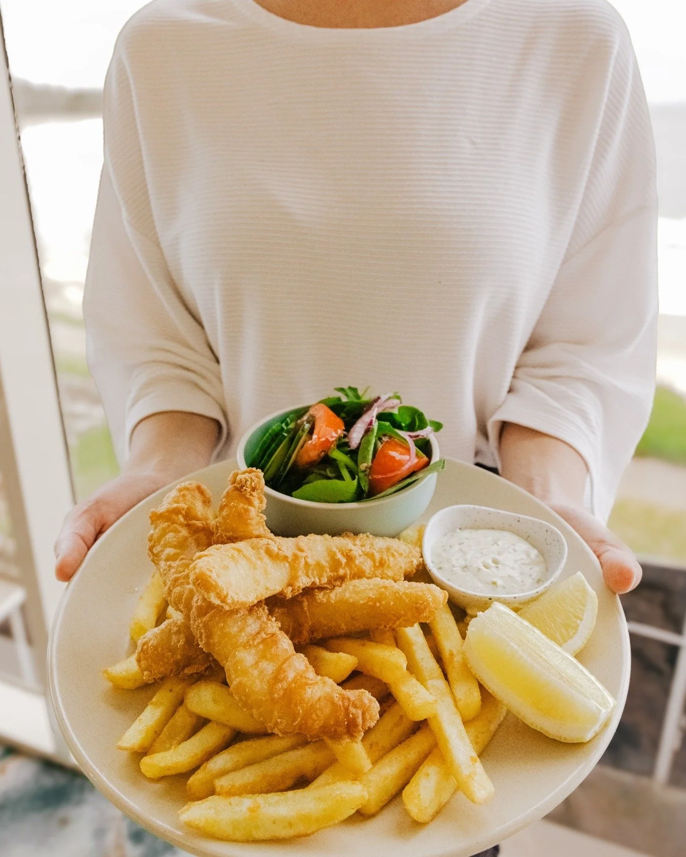 Unwind by the coast with a plate of perfectly crisp fish &amp; chips and ocean views! 🌊 Whether you&rsquo;ve been out on the course, down at the beach, or just chasing that laid-back Mollymook feeling, this is the kind of catch worth reeling in. 🎣

