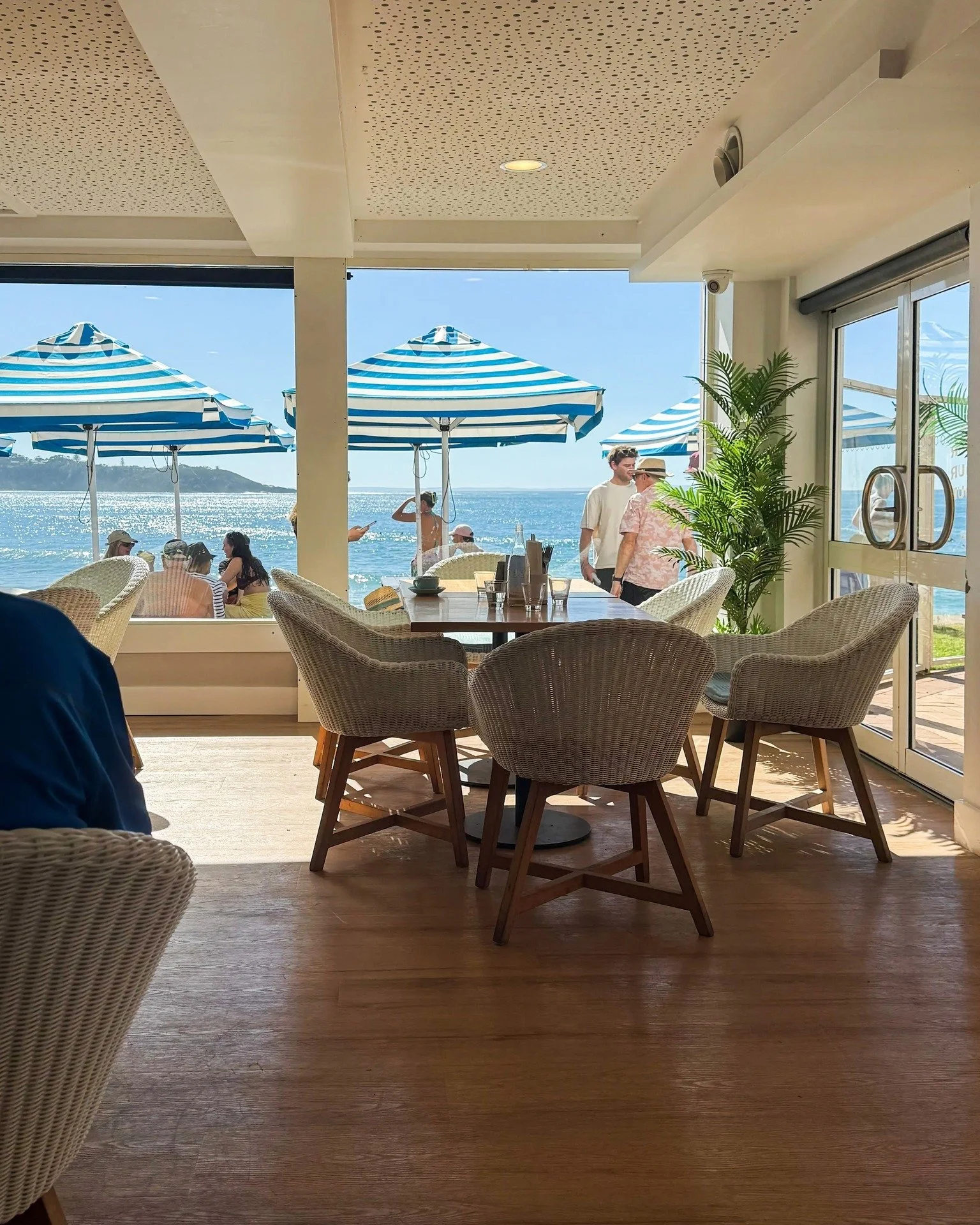 Experience @saltandspencermollymook, a beachside oasis on the ground floor of the Club. ✨ The perfect spot for a catch up!

SALT &amp; SPENCER
☀️ 7am - 2pm Every Day
🌙 Now open for Dinner Thursday - Saturday, 5:30pm - 8:30pm

Book your Christmas Par