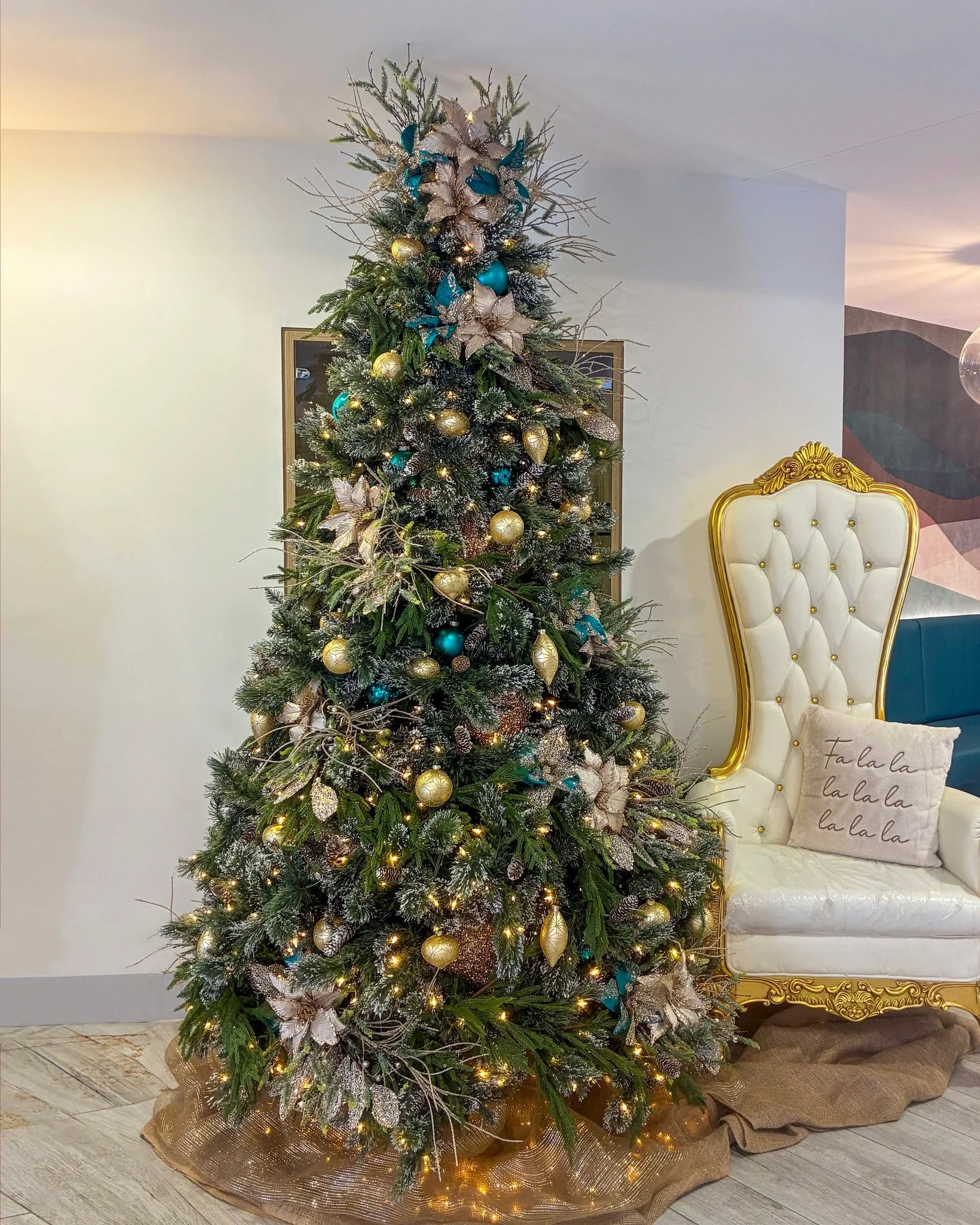 Fa la la la la, Christmas has landed at the Golfy! 🎄 The halls are decked... Take a peek when you join us for our CHRISTMAS RAFFLES on Tuesdays &amp; Thursdays, two nights of festive fun each week - your chance to win half hams &amp; prawn eskys plu