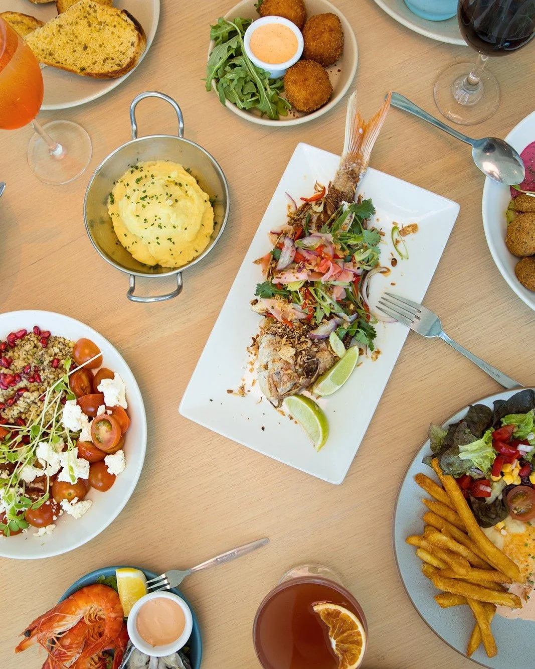 🧑🏻&zwj;🍳 From vibrant seafood dishes to comforting classics, our menu pairs perfectly with blue skies, rolling greens and epic surf. 🙌🏼 Book your table and pull up a chair, your Beachside Bistro feast awaits. 😋
.
.
#mollymookgolfclub #thegolfy 