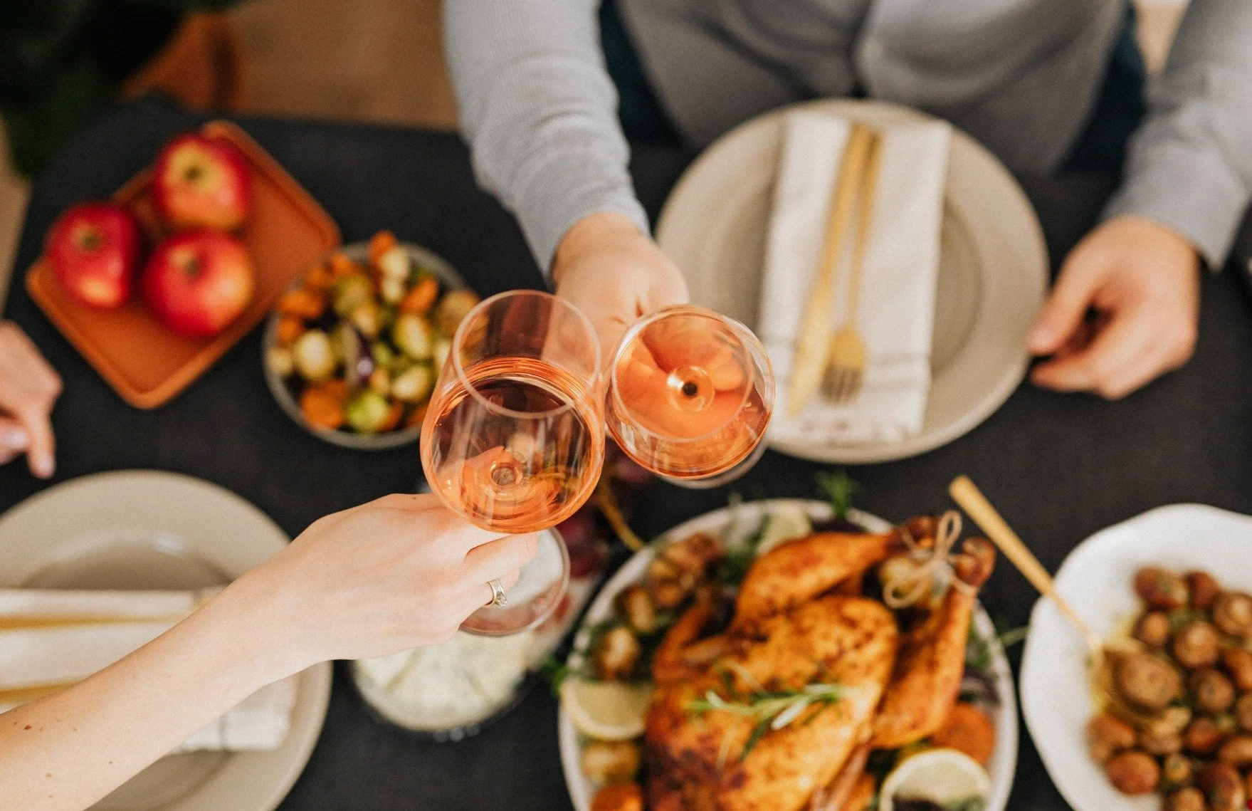 Let's make a toast to Christmas and savour every drop! 💫 🍷 🎄 @mollymookcellarbrations has three limited-edition 12-pack Christmas wine boxes&mdash;Classic, Premium, and Luxury, each designed around your favourite varietals. Simply tell us what you