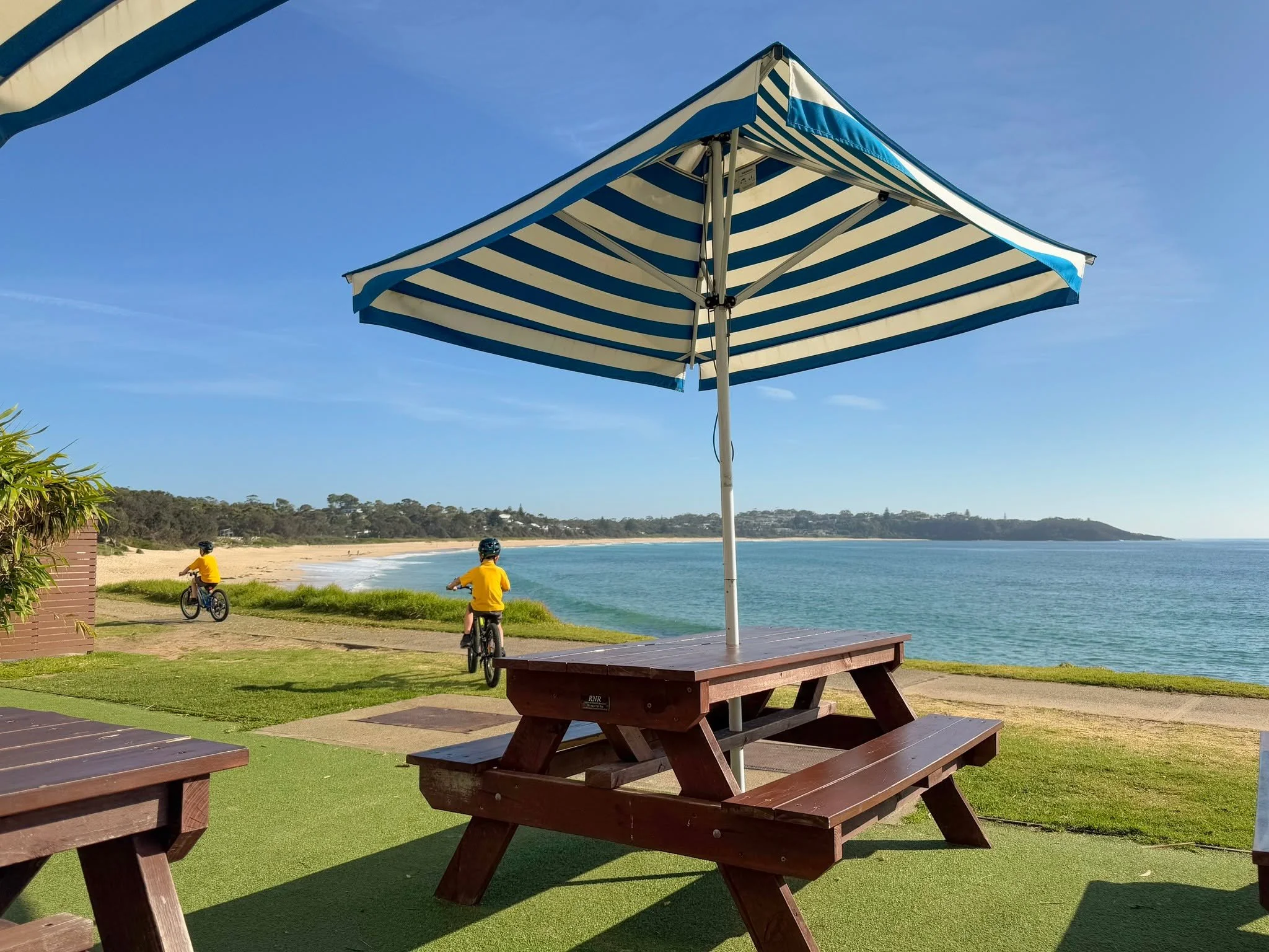 Summer's here! ☀️ 

From sunrise shakes and coffees at @saltandspencermollymook to days spent exploring Mollymook&rsquo;s beaches and natural wonders, it&rsquo;s the perfect season to enjoy life by the coast at Mollymook Golf Club. 🏖
.
.
#mollymookg