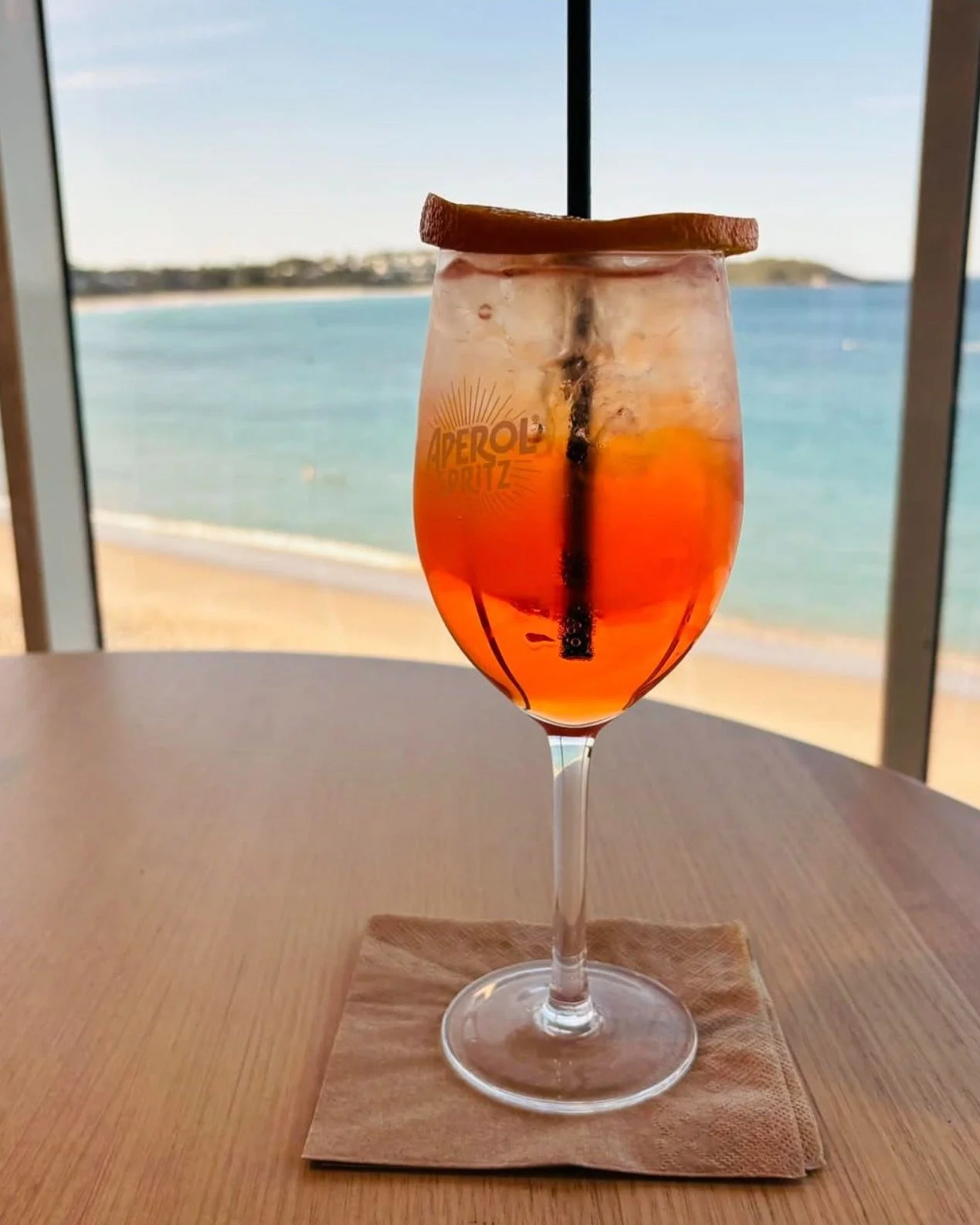 Play it cool... Escape the heat and enjoy the comfort of the Club, and one of summer's best cocktails with a view! 🍹 🙌🏼

Don't forget kids' meals come with a slushee voucher to redeem at the cafe, and $12 Sundaes are available every day! ❄️ 🍨

📷