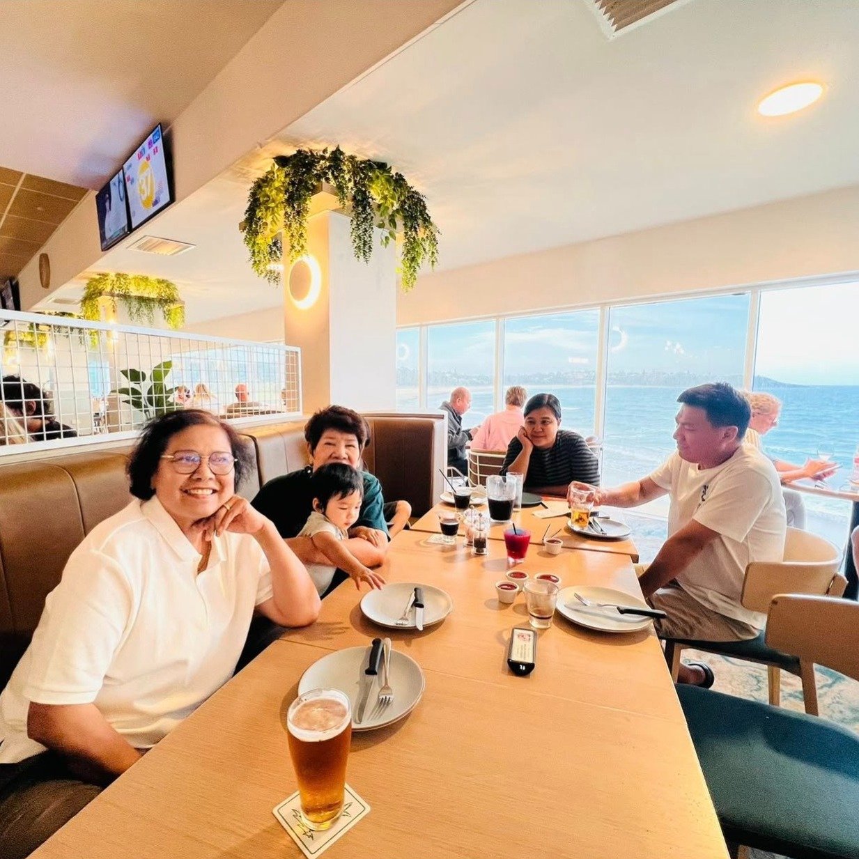 Bring the whole family along and enjoy a front-row seat to one of the best views on the South Coast! Grab a Bistro meal and a beer and you&rsquo;ve got the recipe for a seriously good time. ⛳ 🌊 🍽️

📷: @pharawin_gems
.
.
#mollymookgolfclub #thegolf