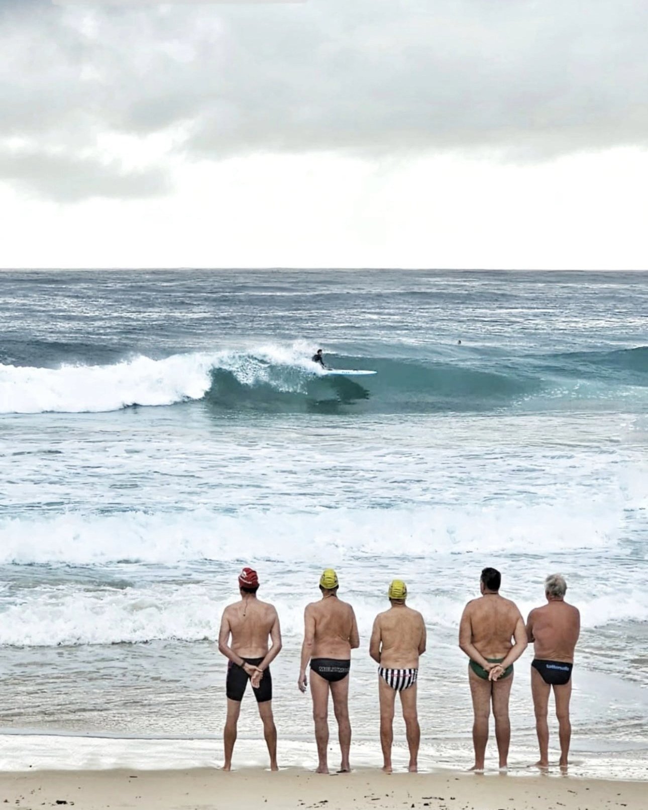 Guard of honour, or just keeping watch on the wild weather's impact on the waves? 🌊 🏄🏽&zwj;♂️ Either way, a great shot!

Stay safe out there, and if you're seeking shelter and a warm, cosy meal, be sure to make your way inside at the Golfy! 🥘 🍻
