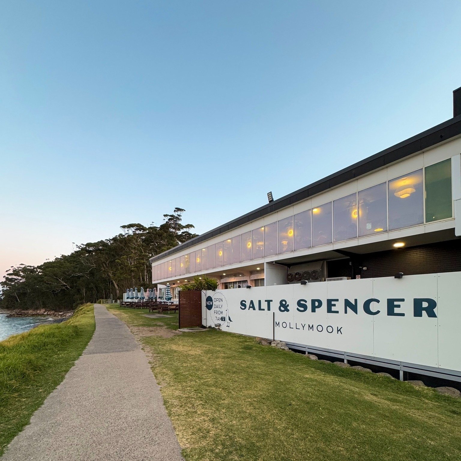 From Tuesday to Saturday nights throughout January, @saltandspencermollymook is open for dinner so you can make the most of Mollymook evenings! ✨ 

SWIPE 👉🏼 to be impressed with the sensational menu and reserve your table now. 🧑🏻&zwj;🍳 
.
.
#mol