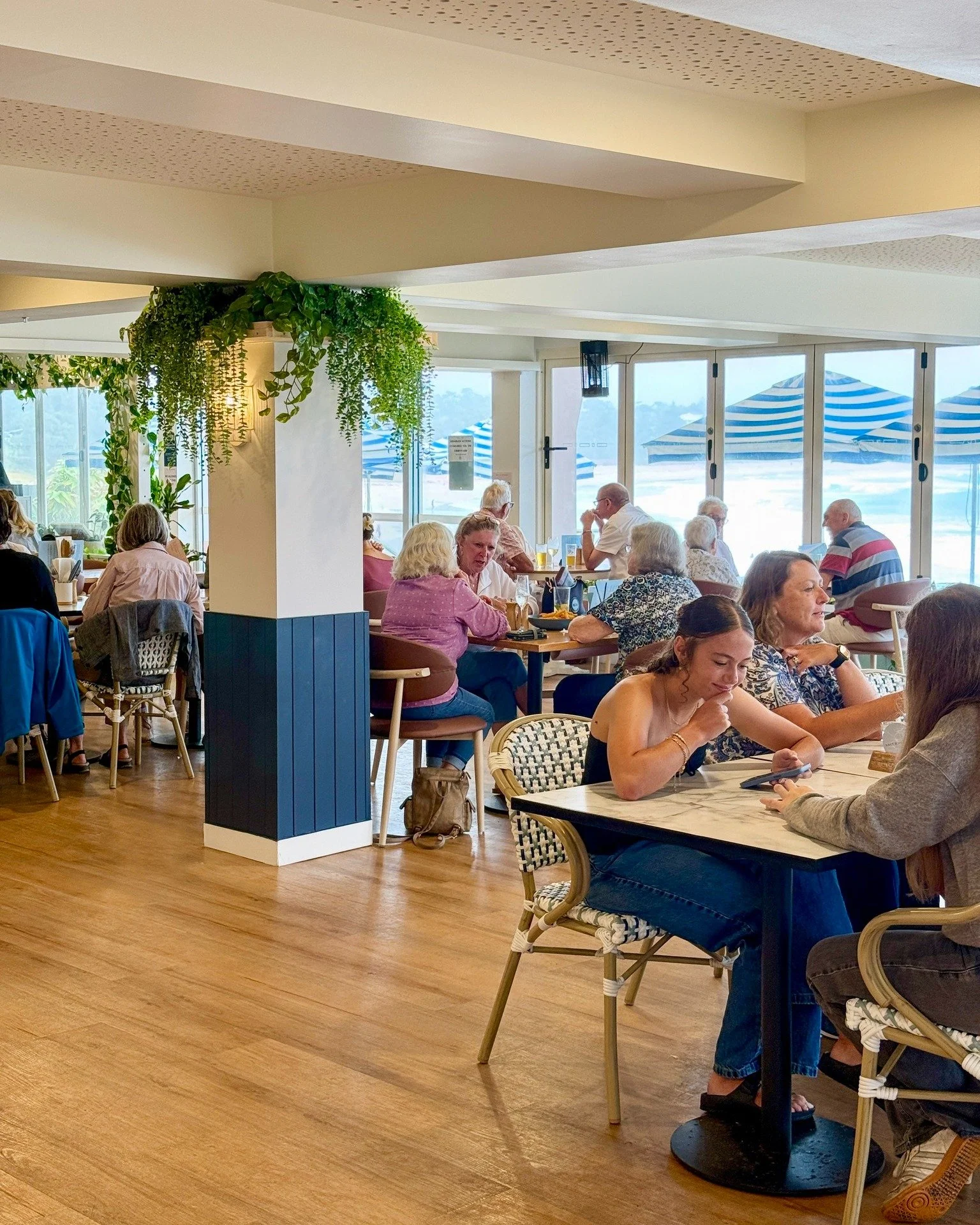 Kiosk, cafe, restaurant &amp; bar, events and live music! @saltandspencermollymook is quite the offering! ✨ Venture downstairs and see for yourself. 🍹

🥞 BREAKFAST | 7 days, 7am - 11am
🥗 LUNCH | 7 days, 11am - 2pm
🦪 DINNER | Tues - Sat throughout