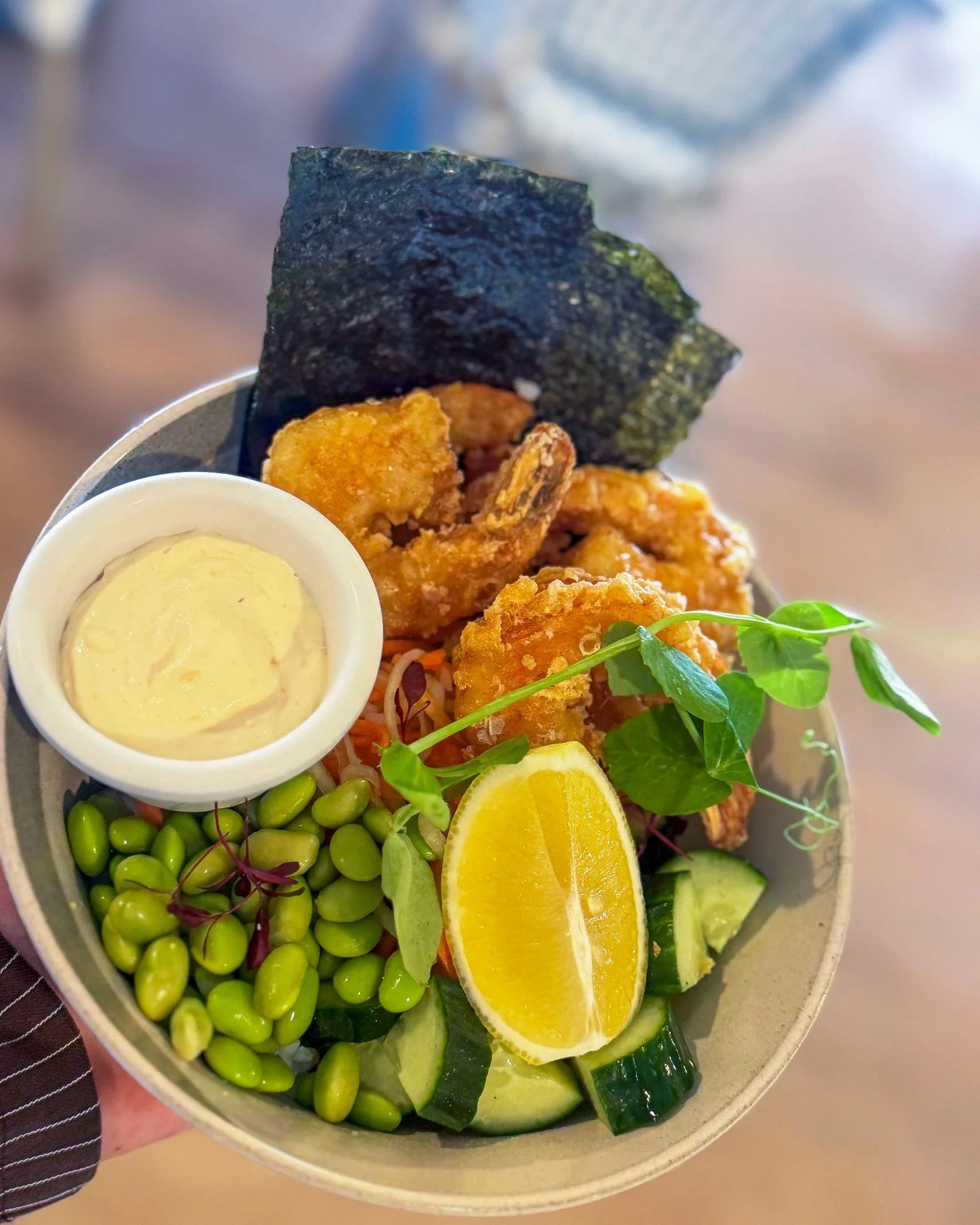 @saltandspencermollymook is serving up this divine Japanese-style poke bowl, perfect for a laid-back lunch by the ocean. 🌊

Featuring sushi rice, pickled carrot and paw paw, cucumber, edamame, seaweed salad, avocado, pickled ginger aioli and crisp n