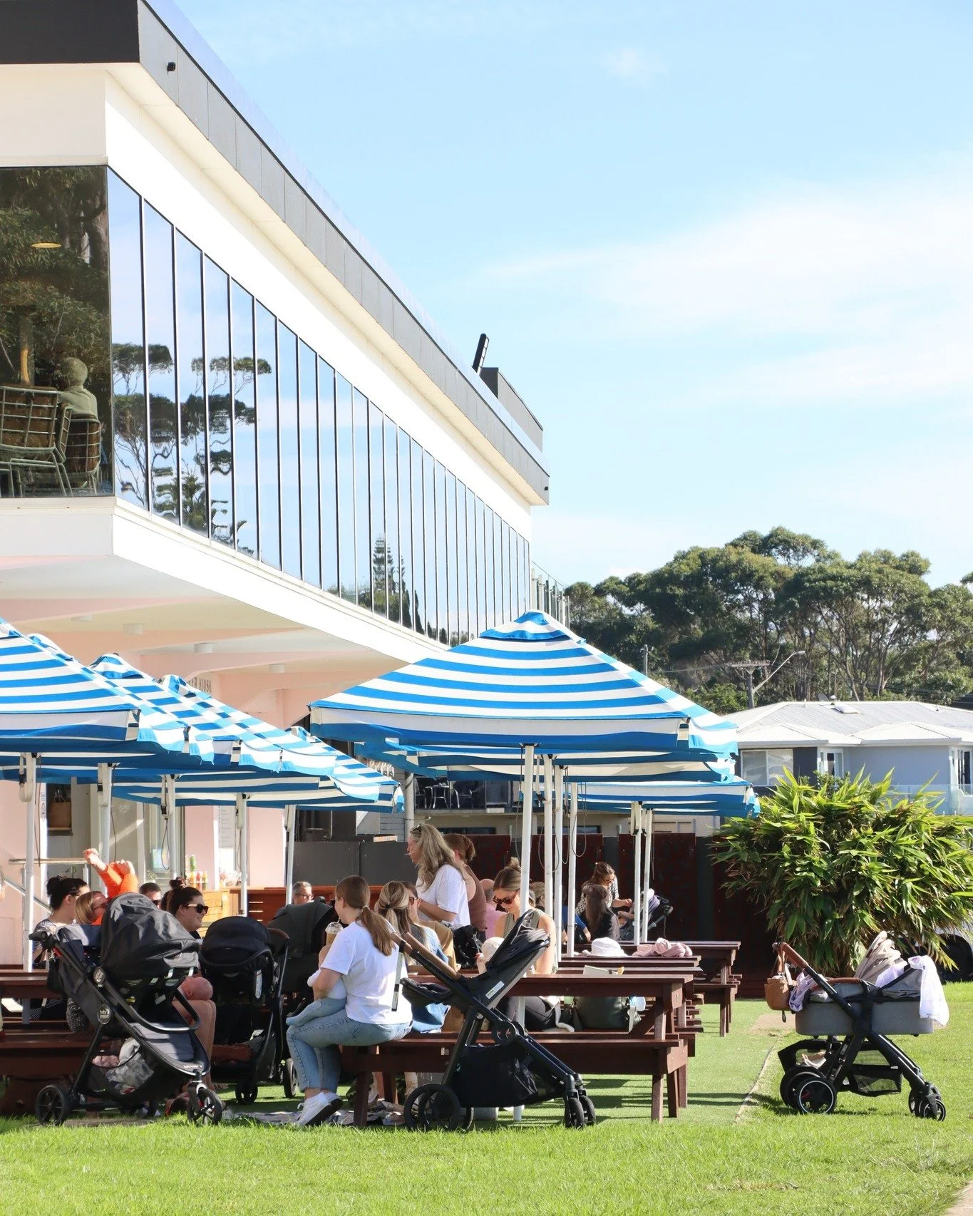 Meet and greets at Salt &amp; Spencer Kiosk, the perfect spot for coffee and conversation. ⛱️ ☕️ Enjoy the sunshine, crisp air and ocean views while you devour a delicious meal. SWIPE 👉🏼 to view the Kiosk menu.

Salt &amp; Spencer | Kiosk, Cafe &am