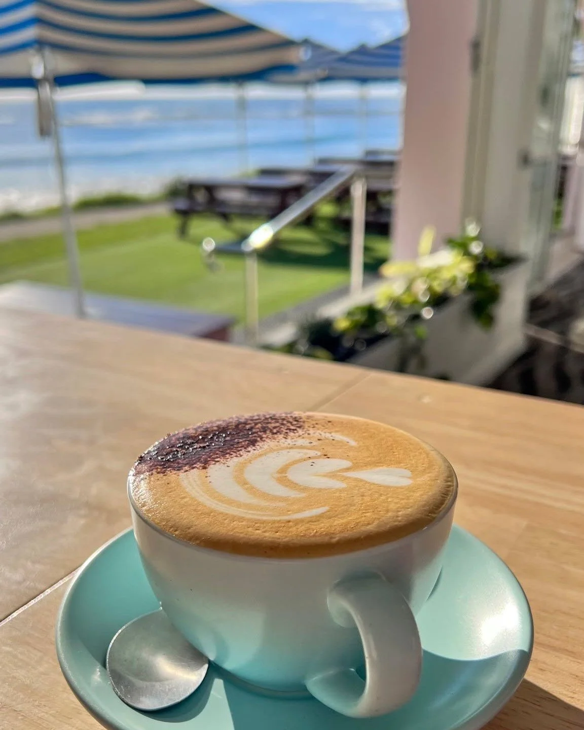 Mornings are magical downstairs at @saltandspencermollymook! ✨ Wake up by the ocean and enjoy the sunrise glow, your first coffee of the day and a spectacular breakfast with a view. 🙌🏻

🎶 @alex.clarkmusic is performing this Sunday from 10am until 