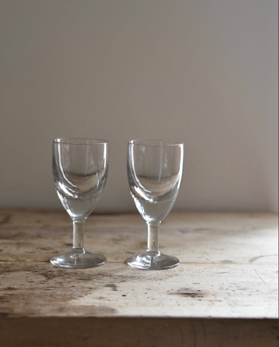 .
.
.
さまざまな形のワイングラスがございます。

こちらのグラスはちょっと小ぶりで、縦のラインが入ったグラスです。