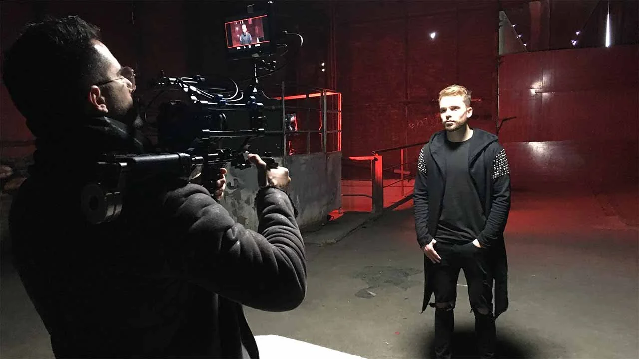 tournage clip musical conditions difficiles plateau nuit éclairage rouge réalisateur Kévin Mendiboure