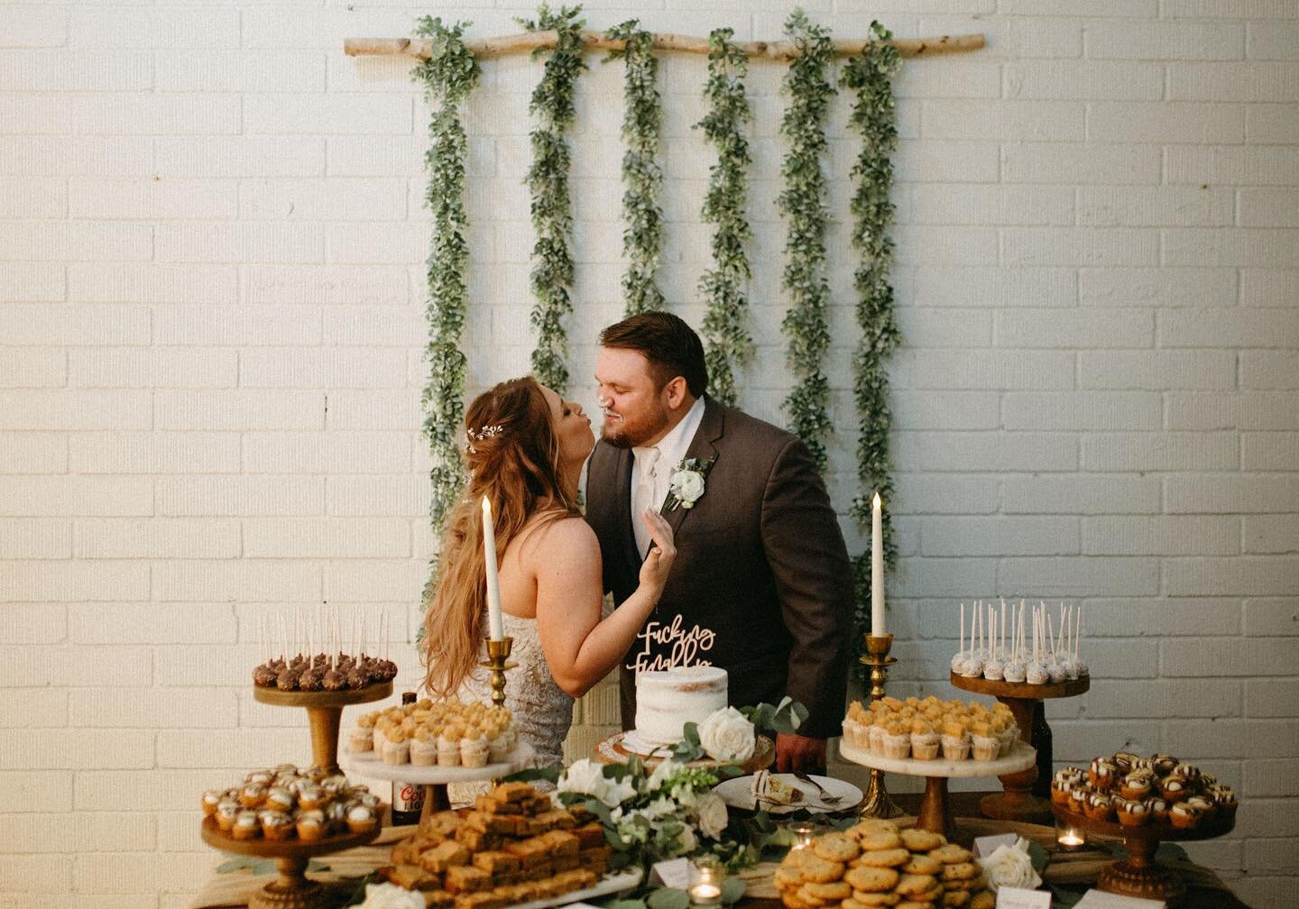 Hello everyone! Hope everyone is doing well! 
I have some exciting news about some changes coming to my business to celebrate the new year coming soon&hellip;..but for now, enjoy this sweet couple celebrating their cake cutting!!💚
Be back soon,
xoxo