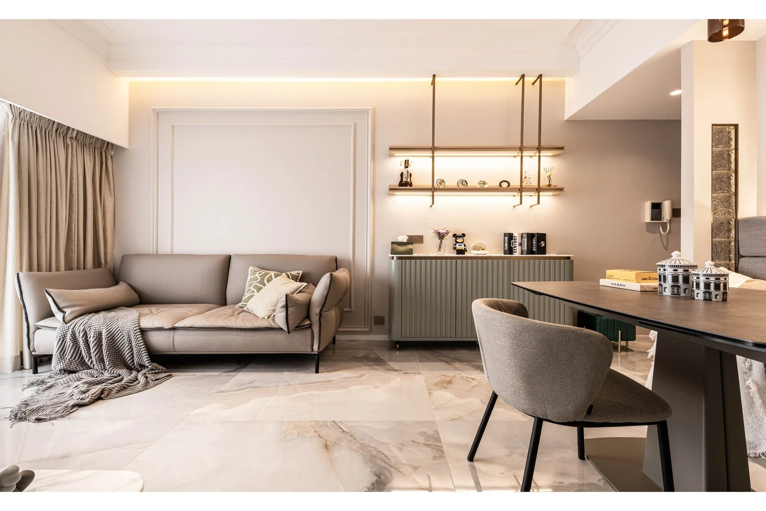 The Latitude interior view 16