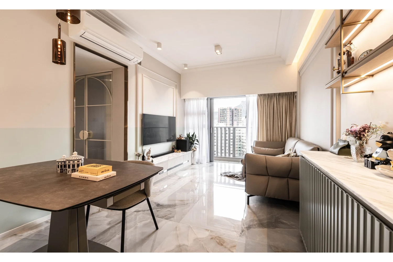 The Latitude interior view 11