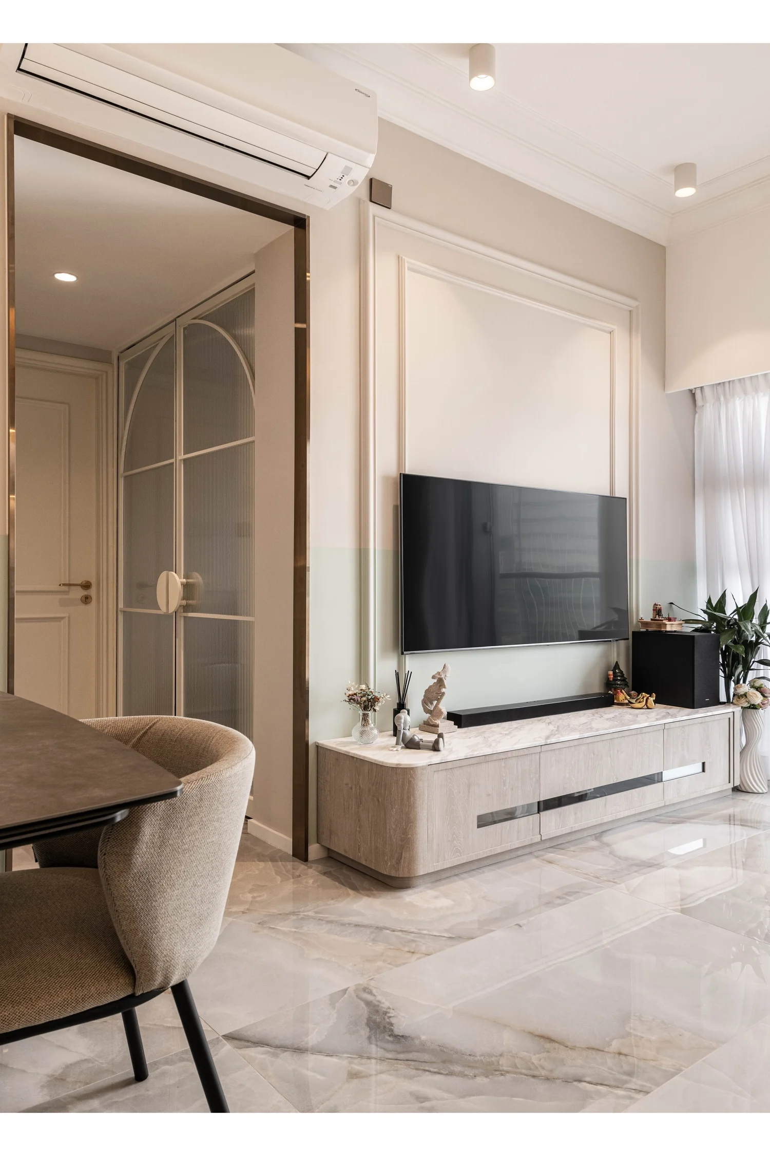 The Latitude interior view 5