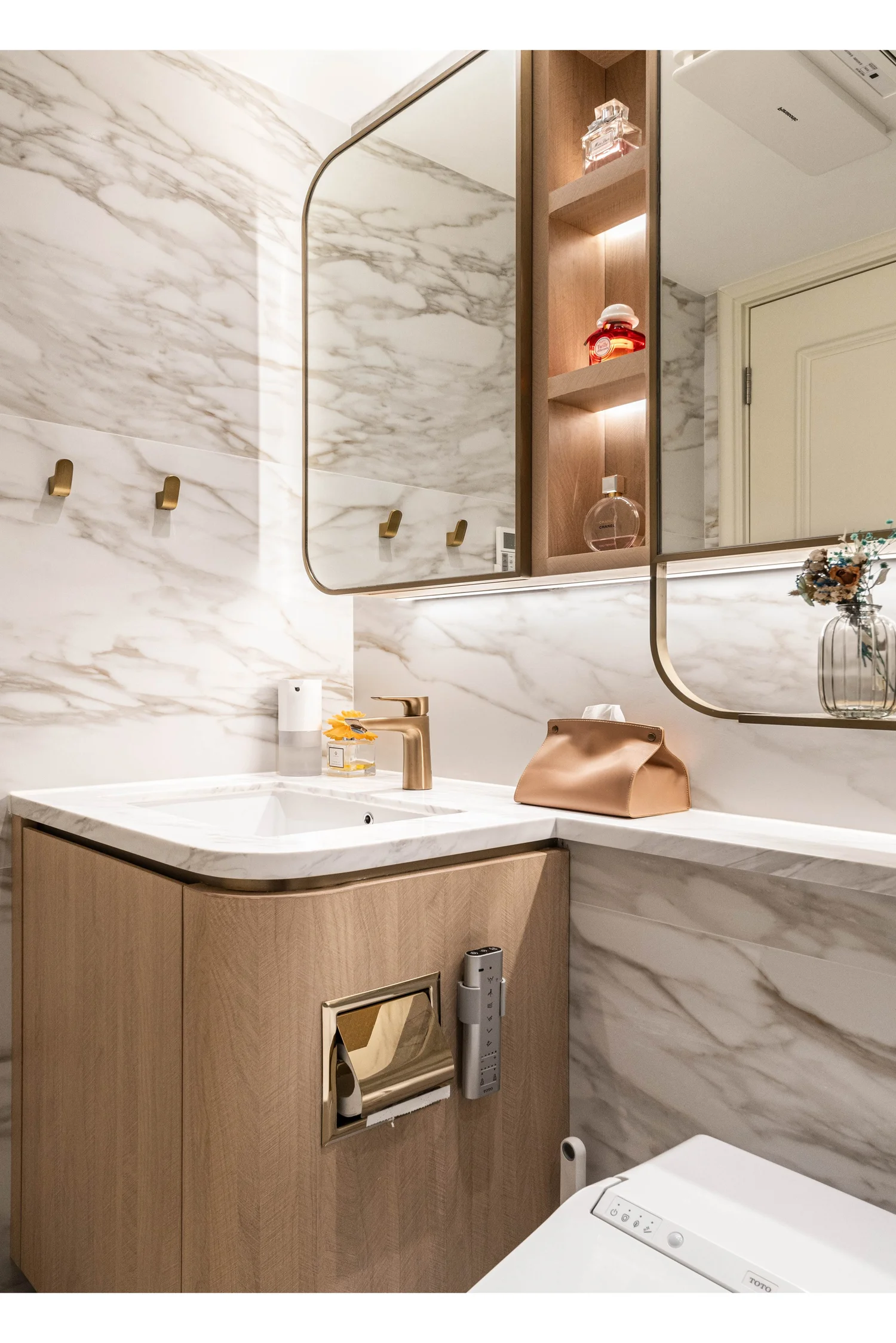 The Latitude interior view 22