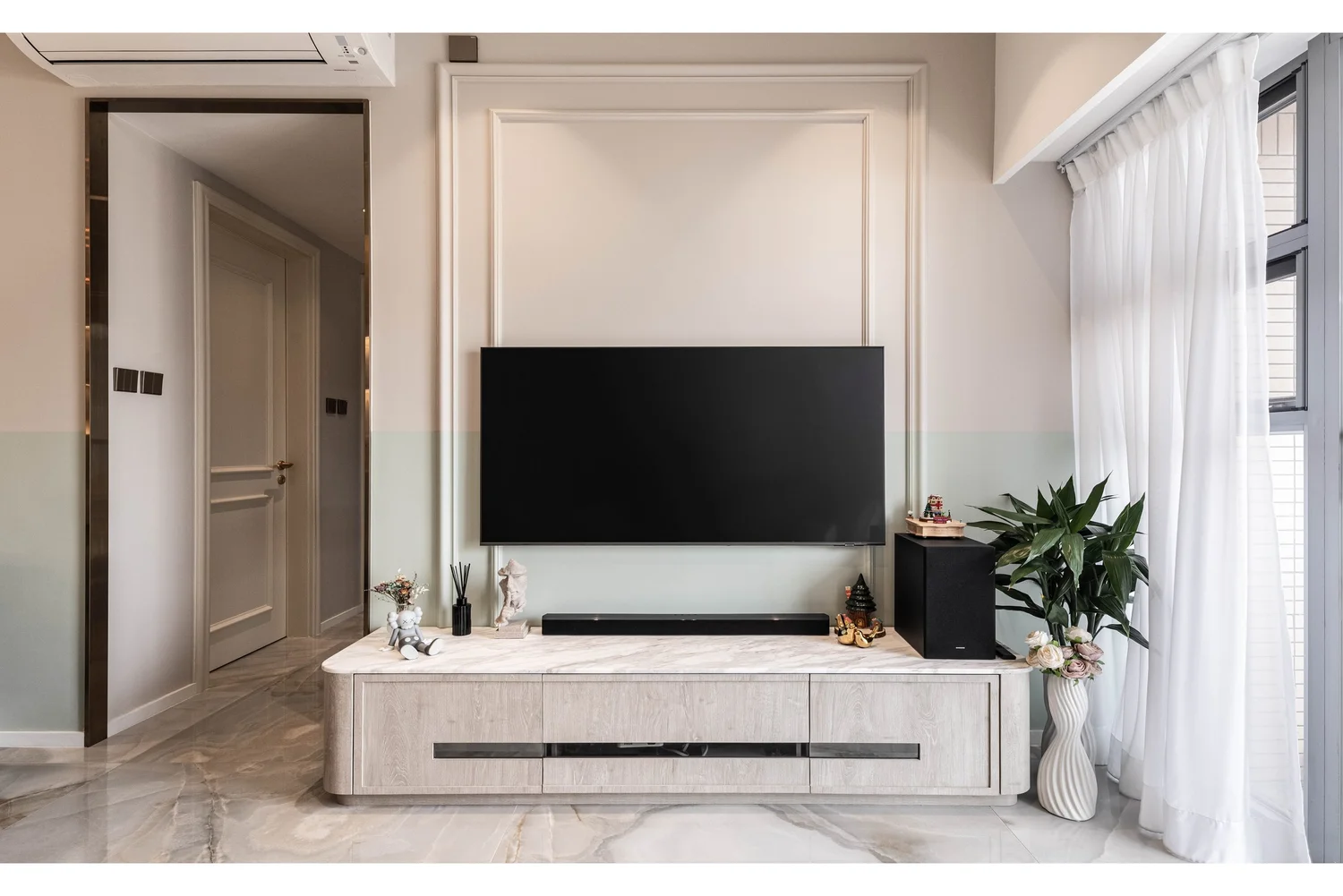 The Latitude interior view 7