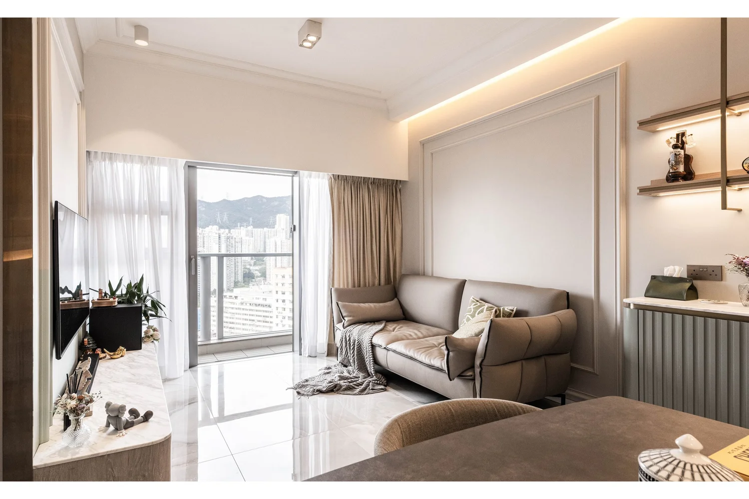 The Latitude interior view 9