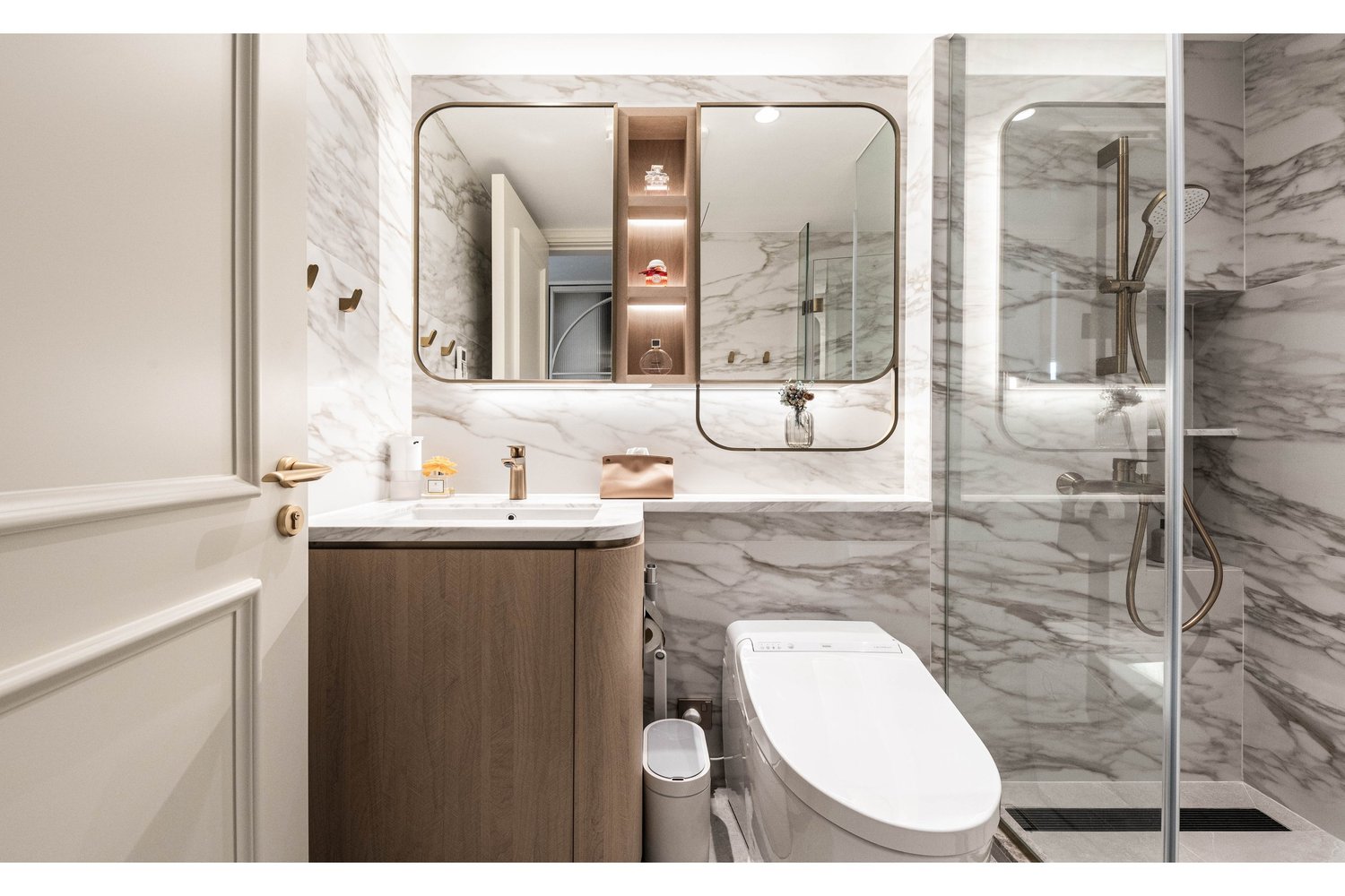 The Latitude interior view 20