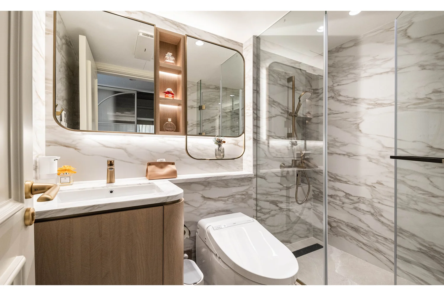 The Latitude interior view 21