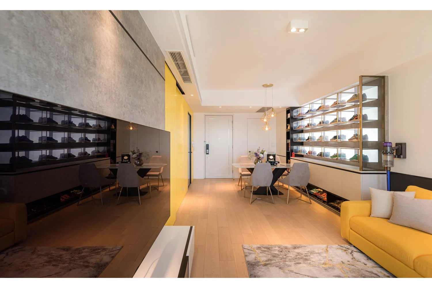 MONTEREY interior view 3