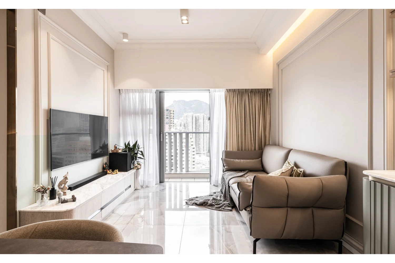 The Latitude interior view 3