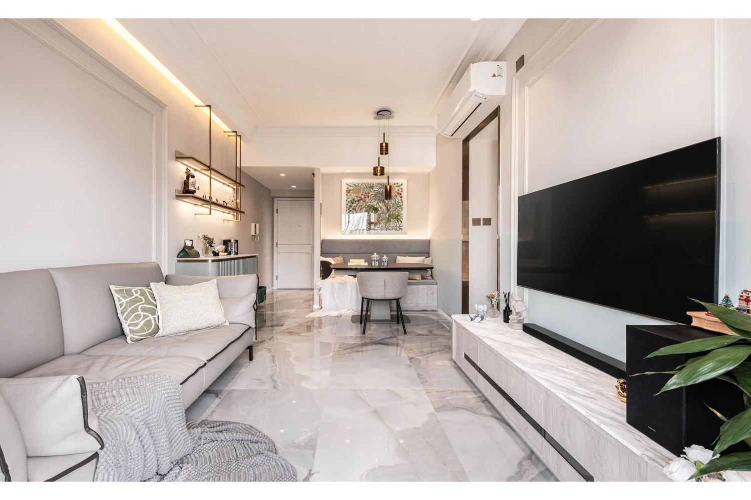 The Latitude interior view 8