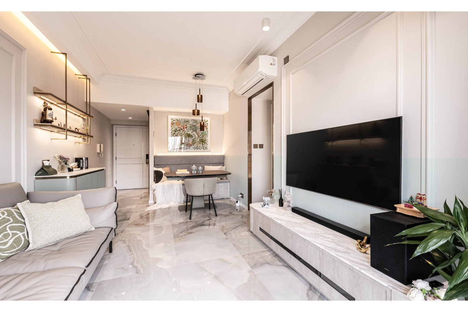The Latitude interior view 6