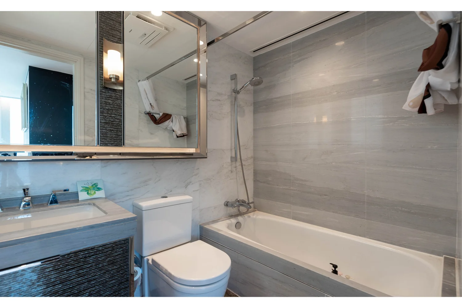 MONTEREY interior view 17