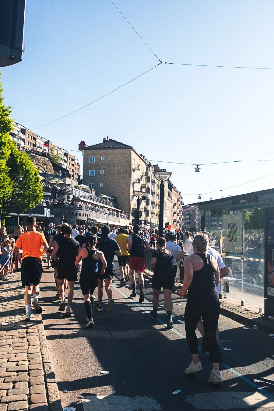 Människor springer Göteborgsvarvet i strålande väder