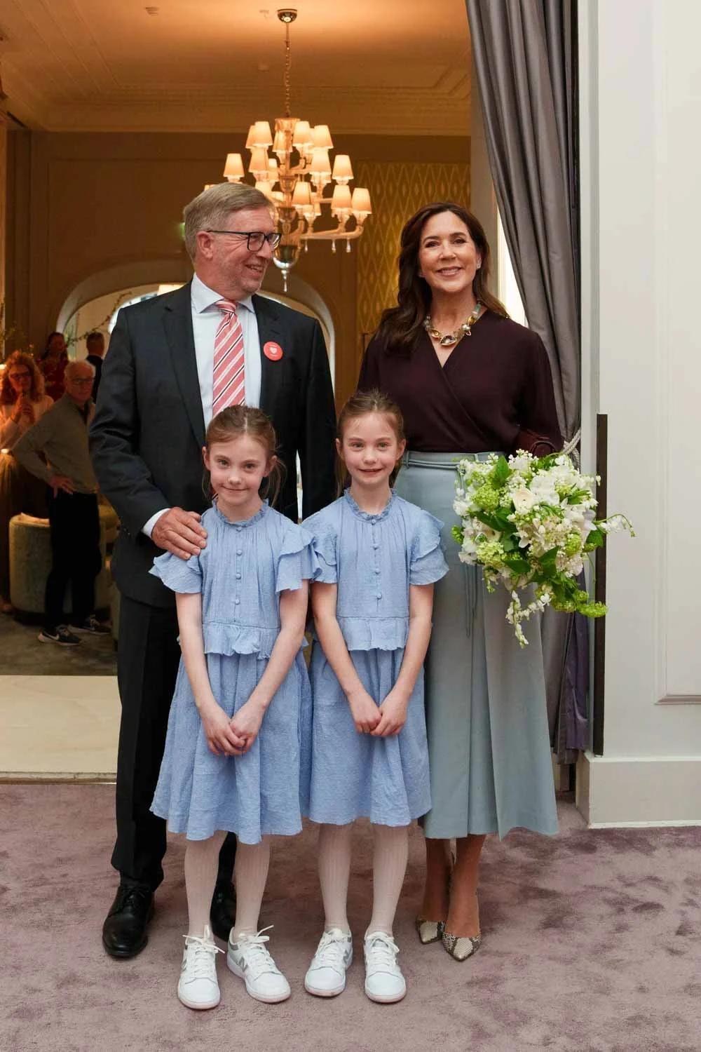 H.M. Dronningen med to blomsterbørn hos Hjerteforeningen