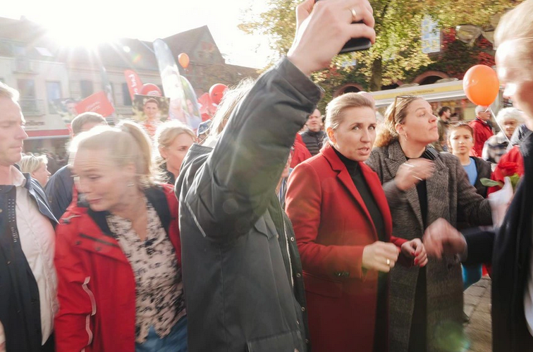 Mette Frederiksen's election campaign in a crowd in Kolding