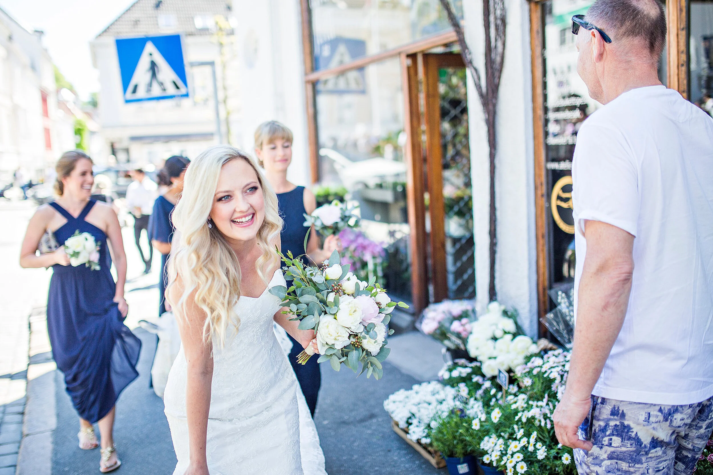 Bryllupsfotografering av brudeparpå vei til first look