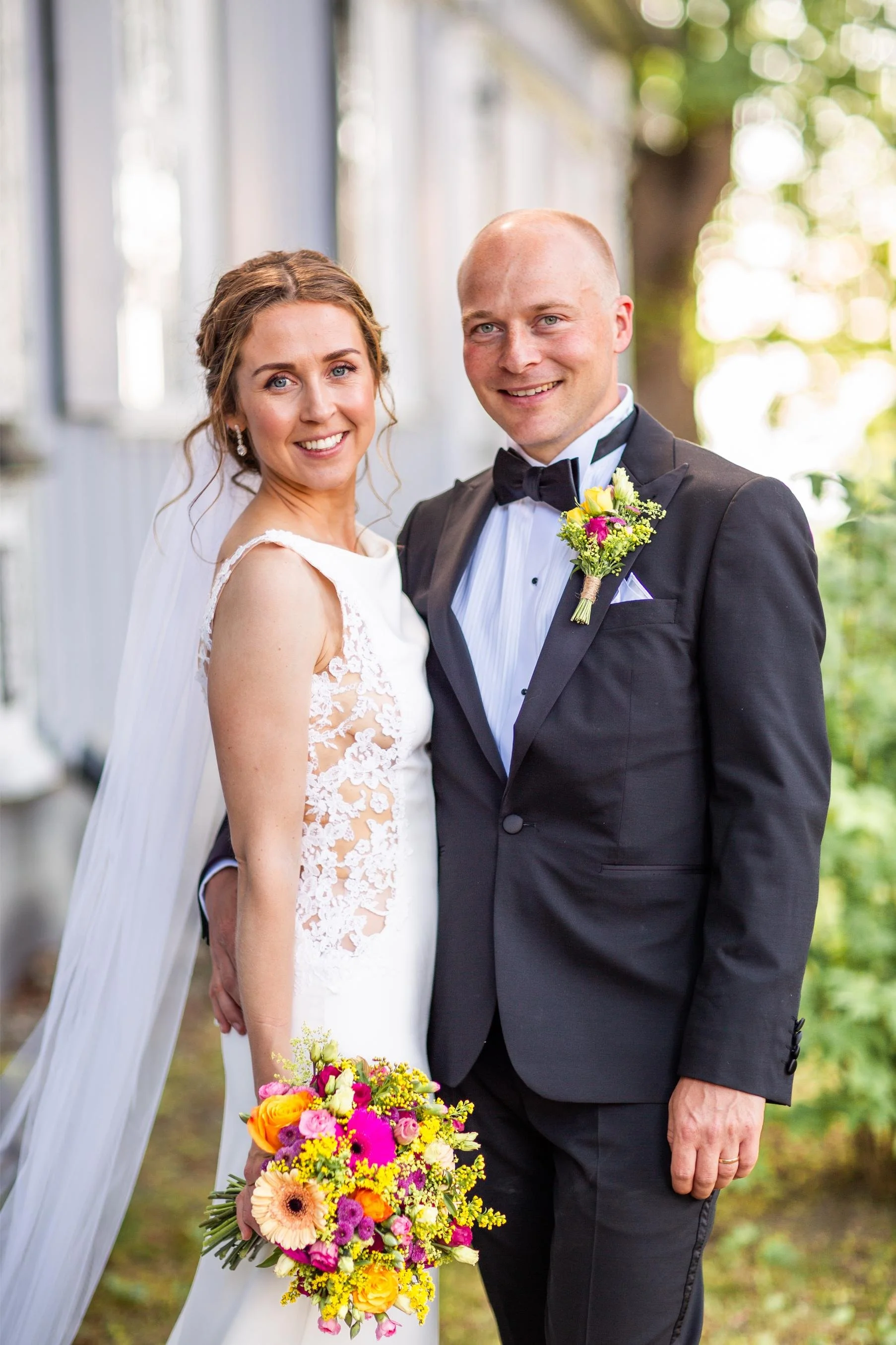 Brudepar under fotoshoot på Nordre Skøyen hovedgård i Oslo