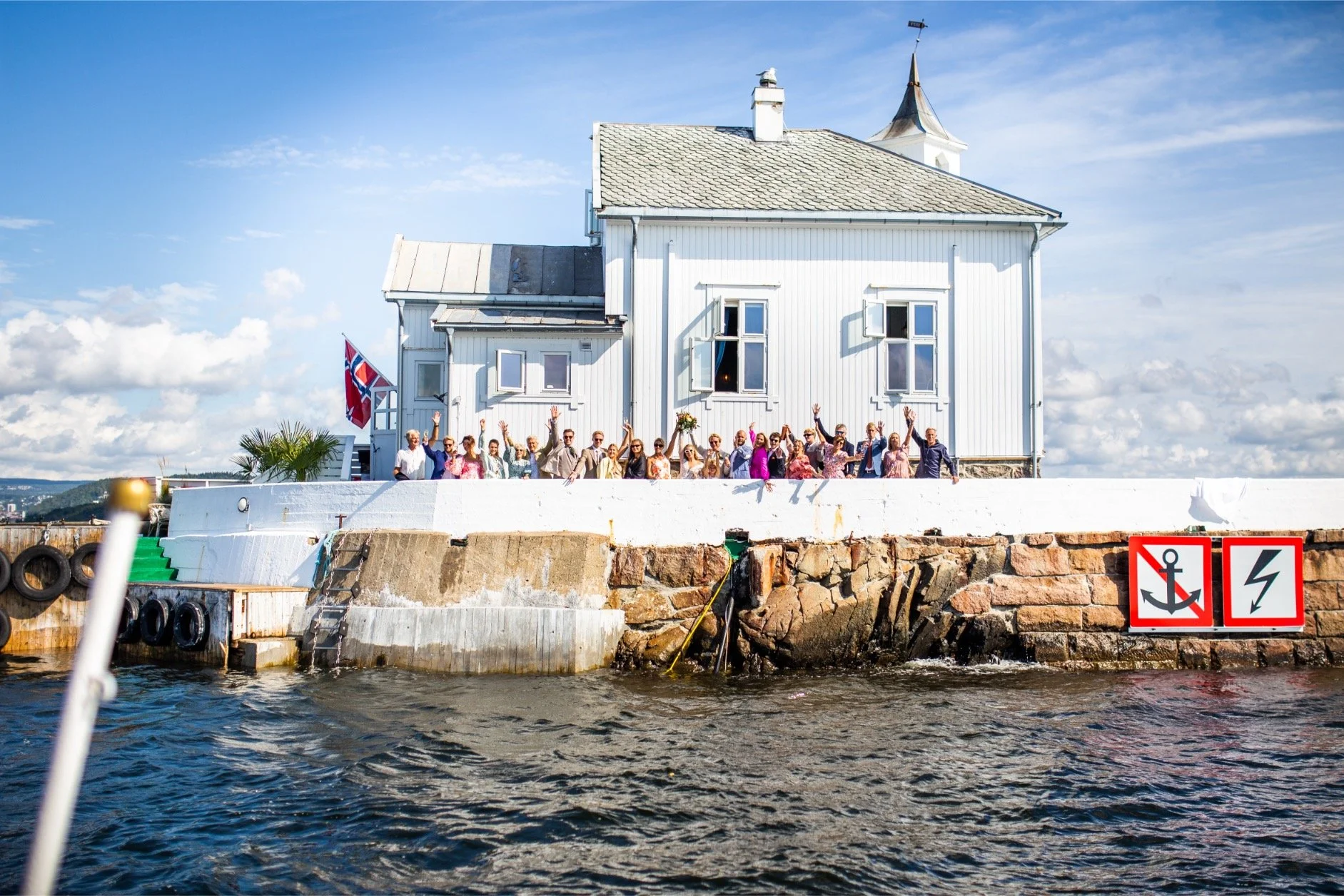 Hele festen er samlet for et temmelig legendarisk fellesbilde på fyret.