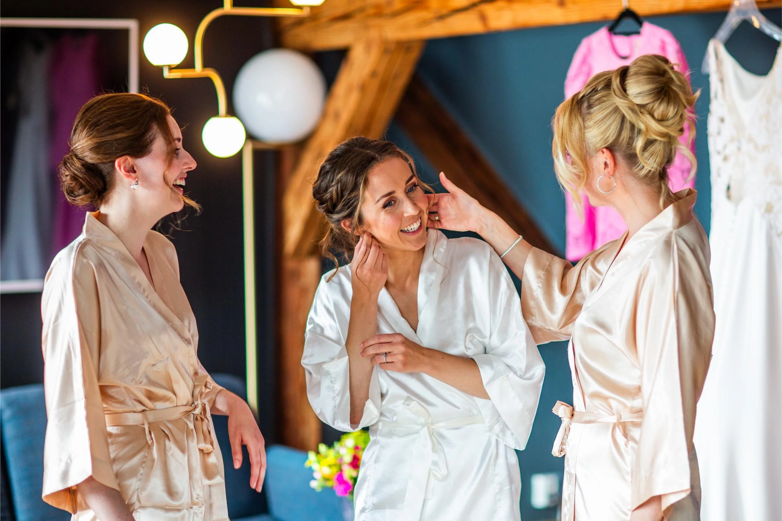 Bruden og forlovere forbereder seg til bryllupsdagen på Hotell Bondeheimen i Oslo