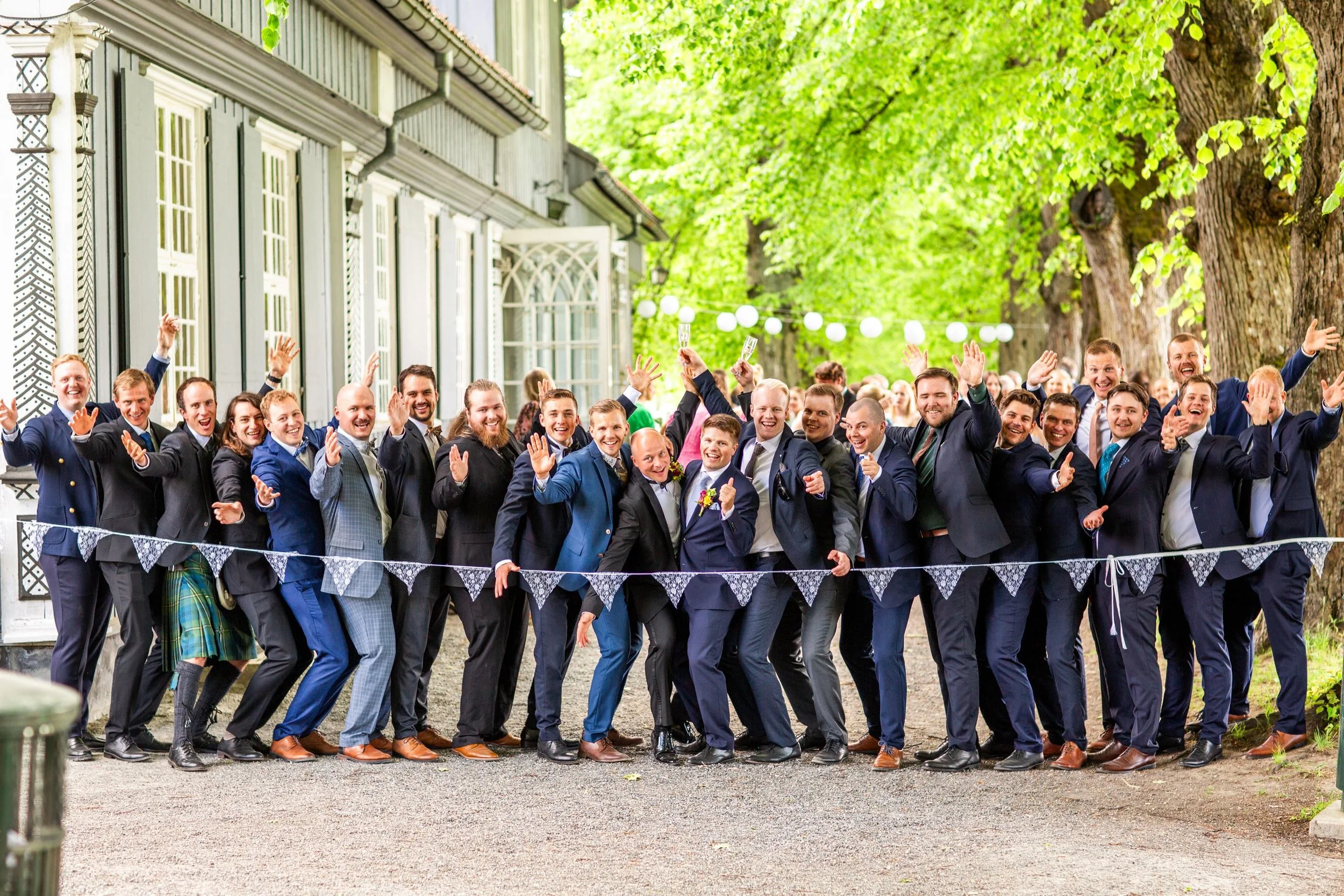 Alle mannlige gjester under fotoshoot på Nordre Skøyen hovedgård i Oslo